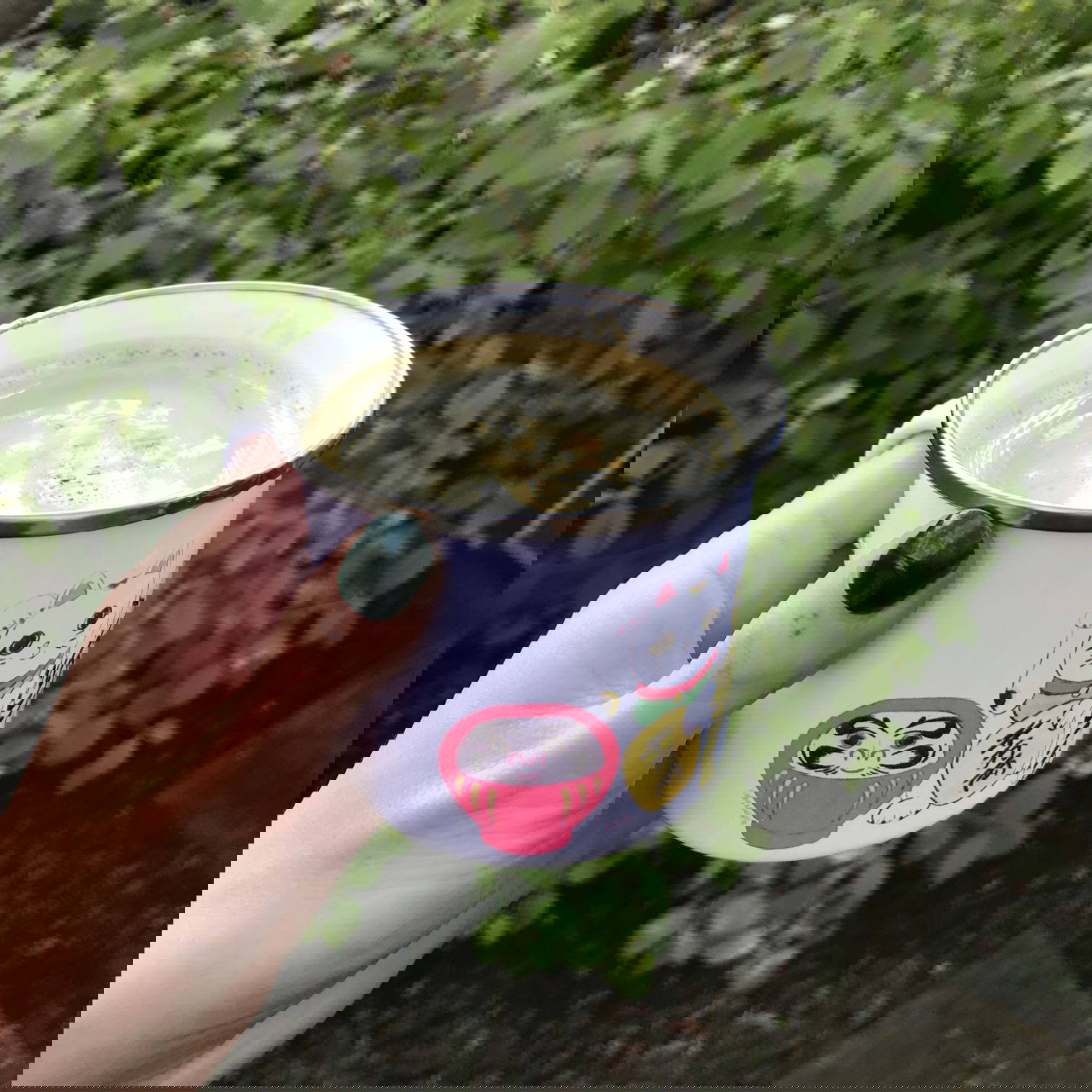 rulle som används för att applicera grön blocktryckfärg på snidade monsterablad