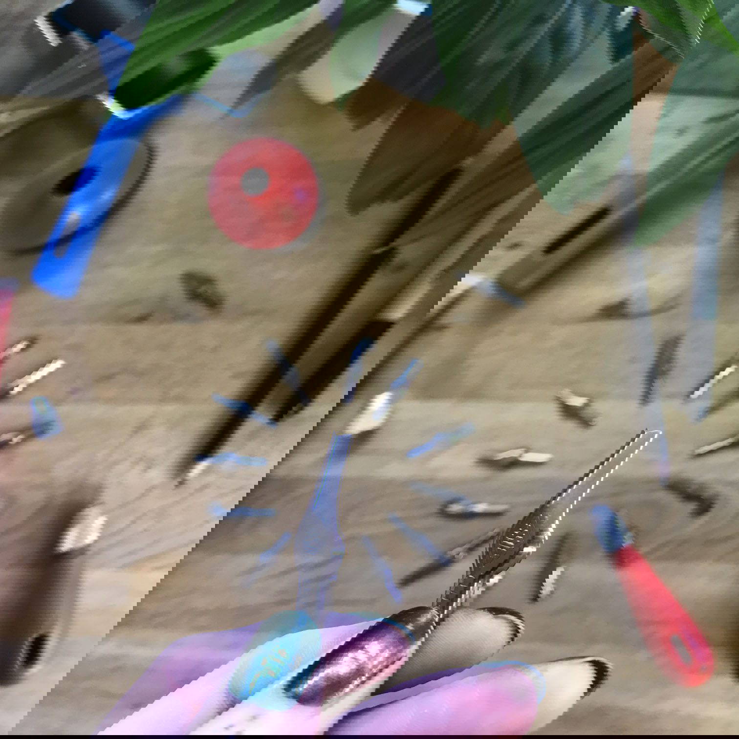 rulle som används för att applicera grön blocktryckfärg på snidade monsterablad