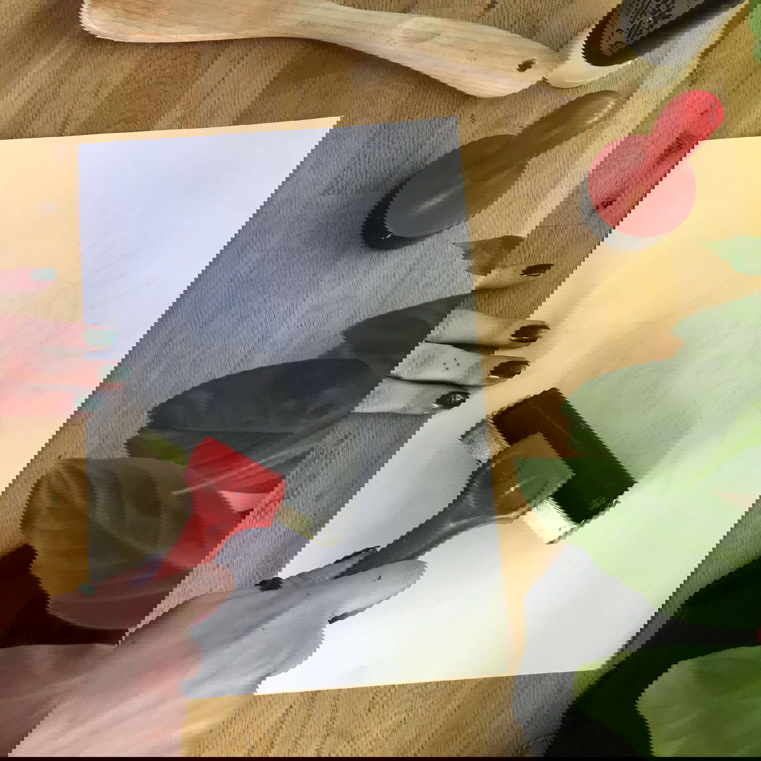 rulle som används för att applicera grön blocktryckfärg på snidade monsterablad