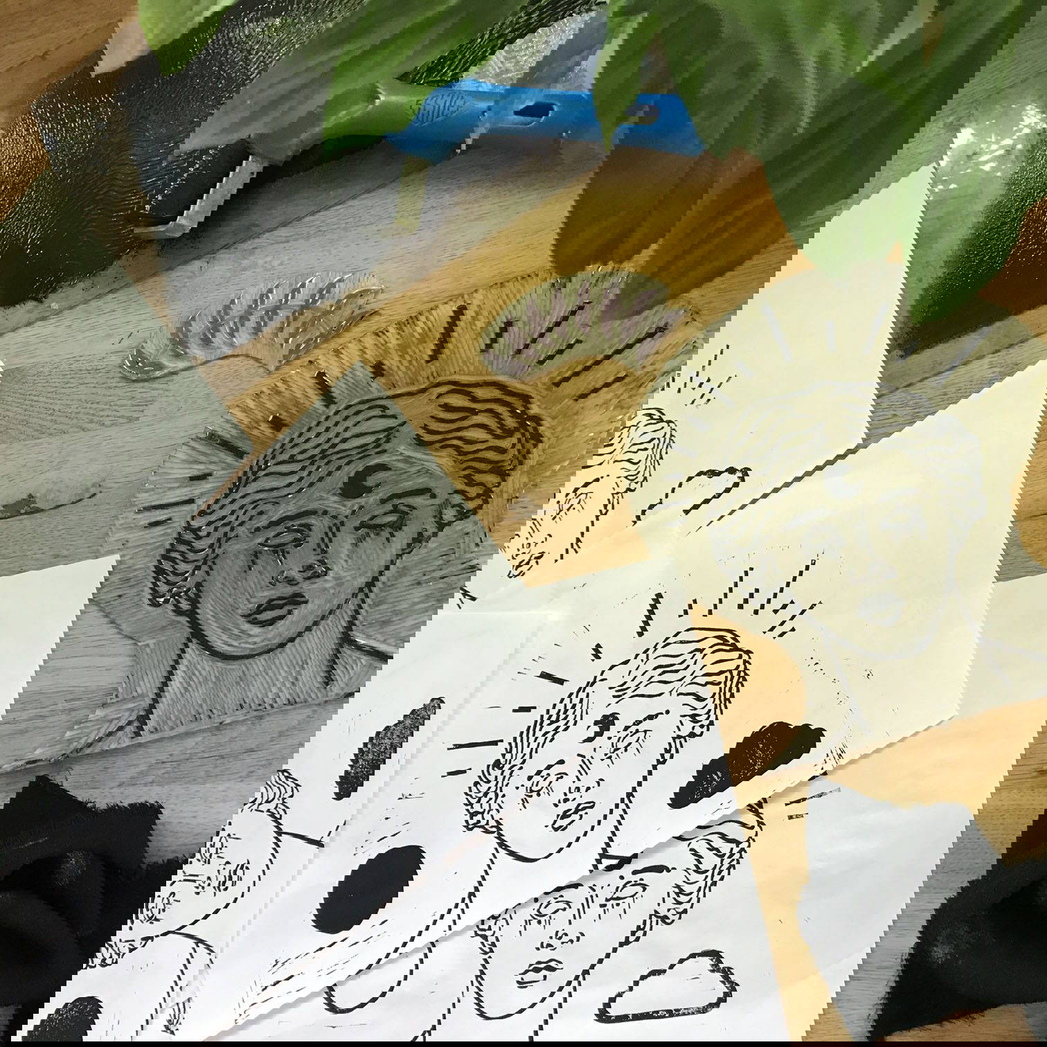 rulle som används för att applicera grön blocktryckfärg på snidade monsterablad