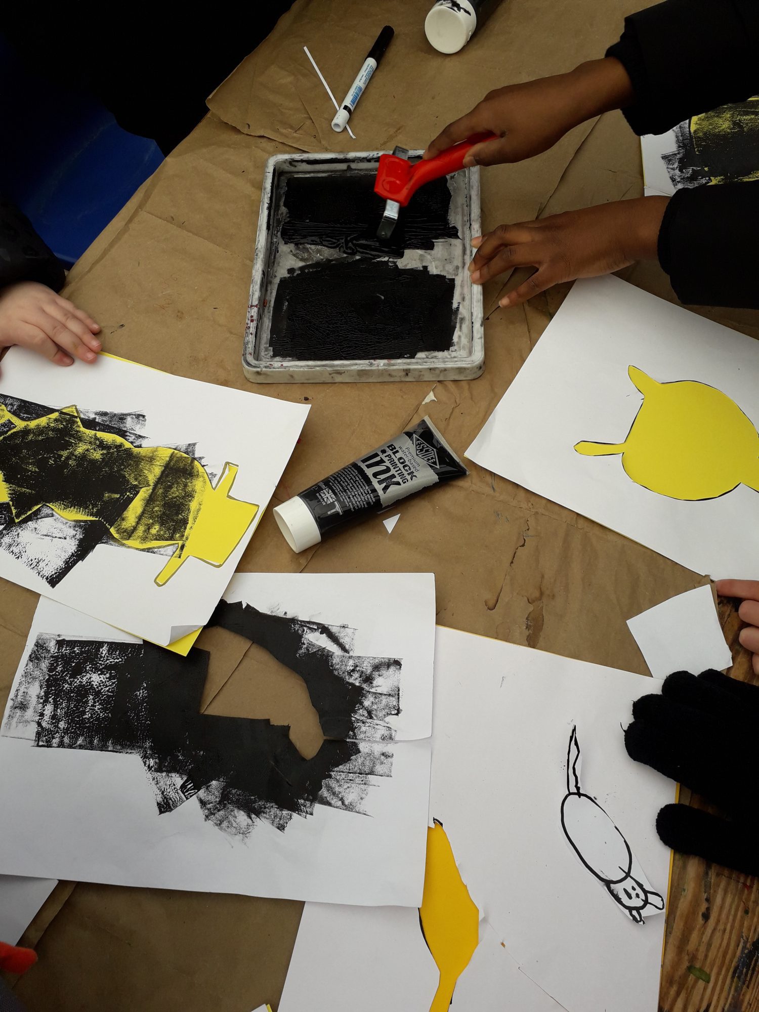 Children learning to linoprint