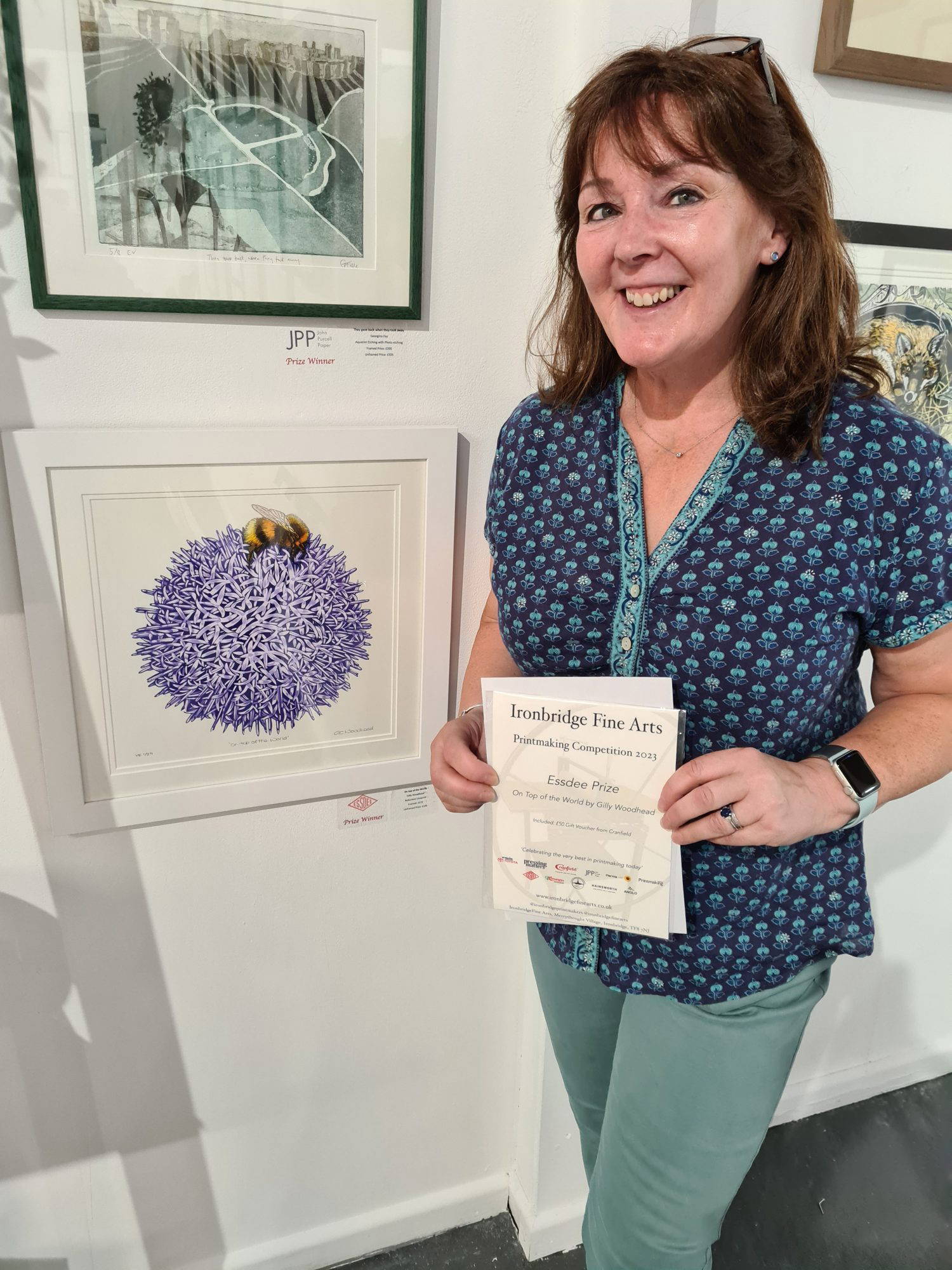 Fotografía de la artista Scarlett Rebecca dirigiendo un taller de impresión