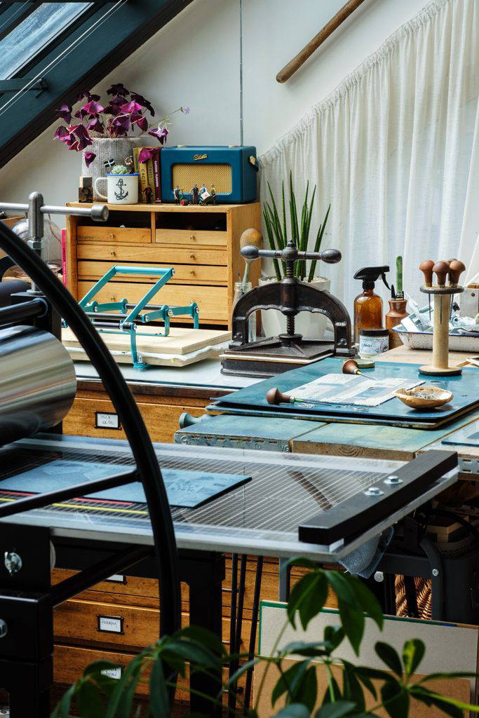 Serie med tre tryck av grafikern Scarlett Rebecca med titeln Dåtid Nutid Framtid