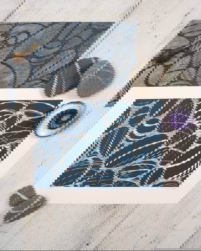 Serie med tre tryck av grafikern Scarlett Rebecca med titeln Dåtid Nutid Framtid