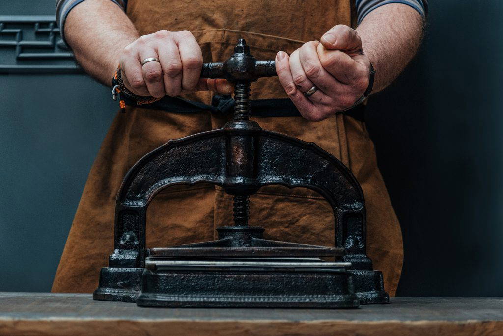 Foto av konstnären Scarlett Rebecca som driver en tryckverkstad