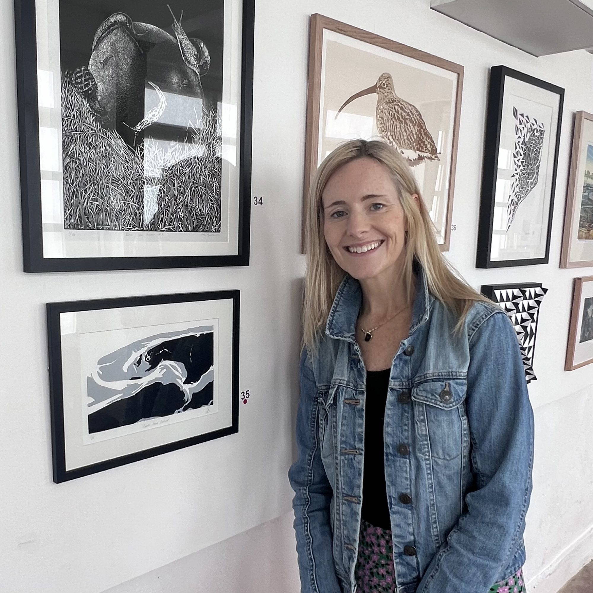 Sarah Ransome prezentuje linoleum na výstave