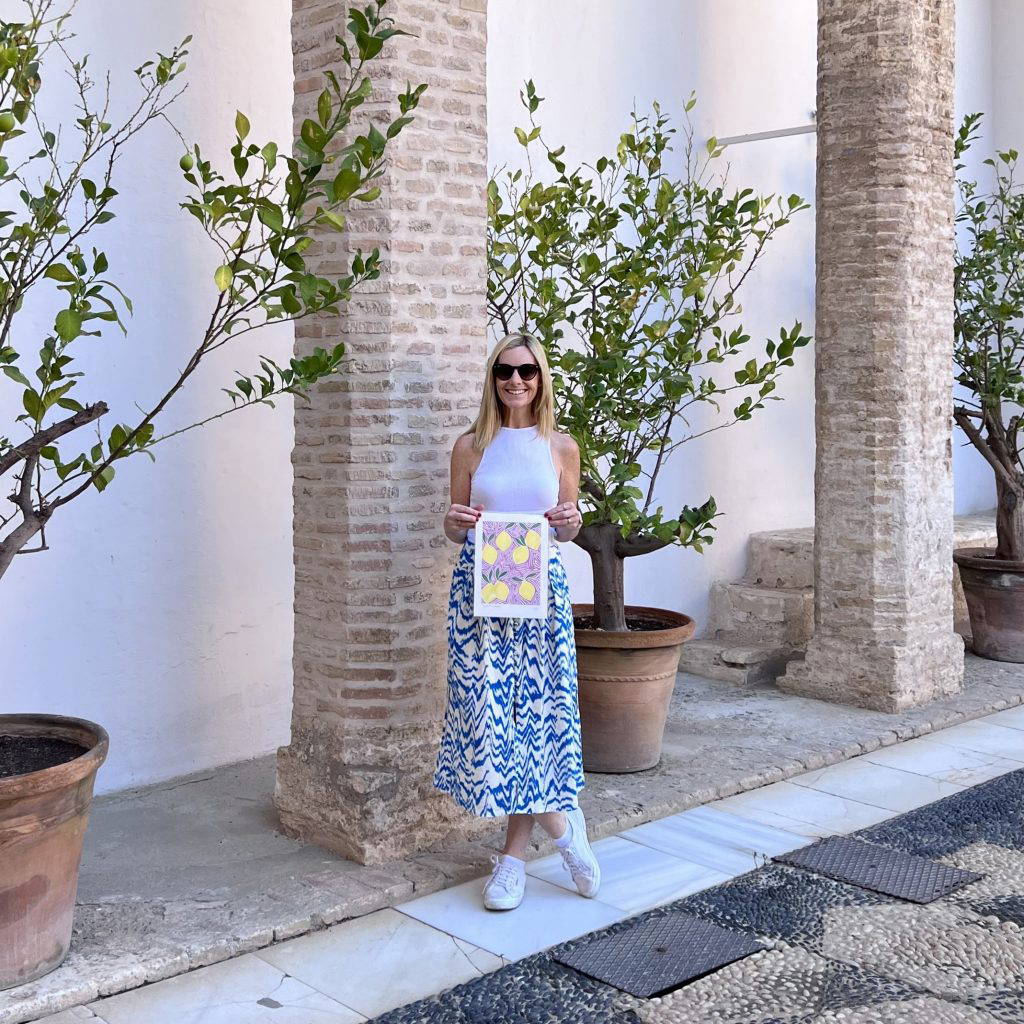 Sarah Ransome drží jeden ze svých linotisků