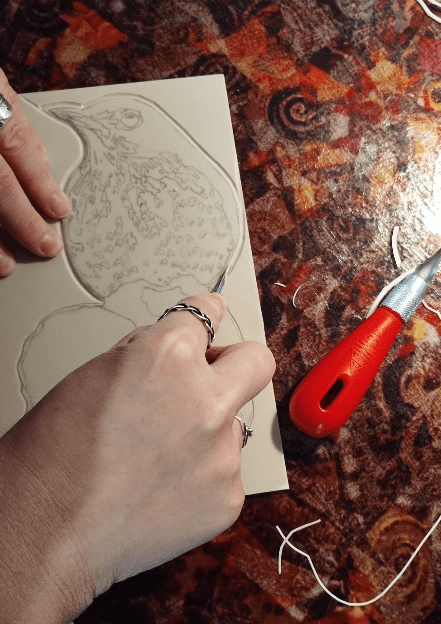 Сара Дюбоск вирізає ліногравюру Робіна