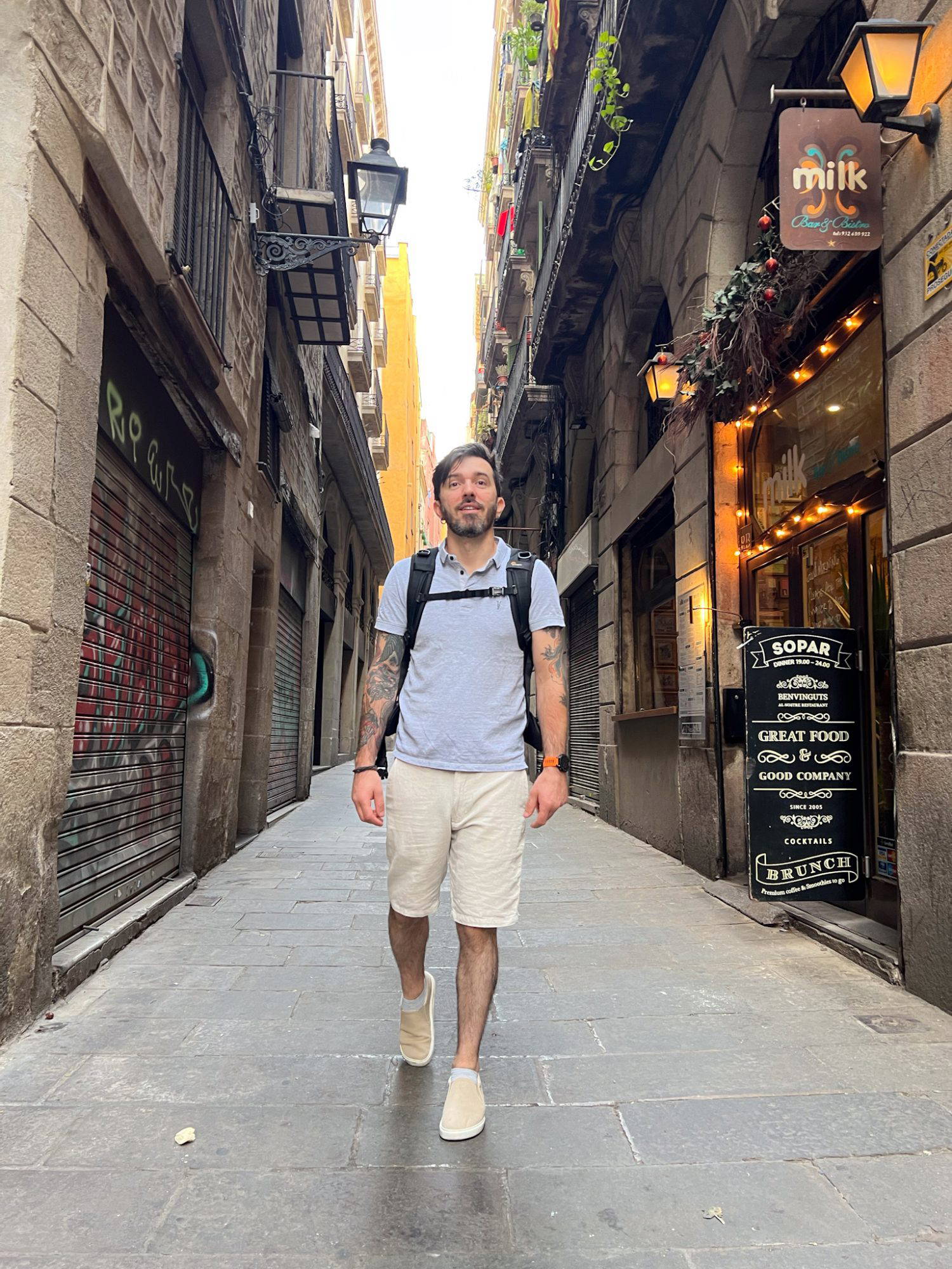 Сара Ренсом тримає один зі своїх лінолеумних відбитків